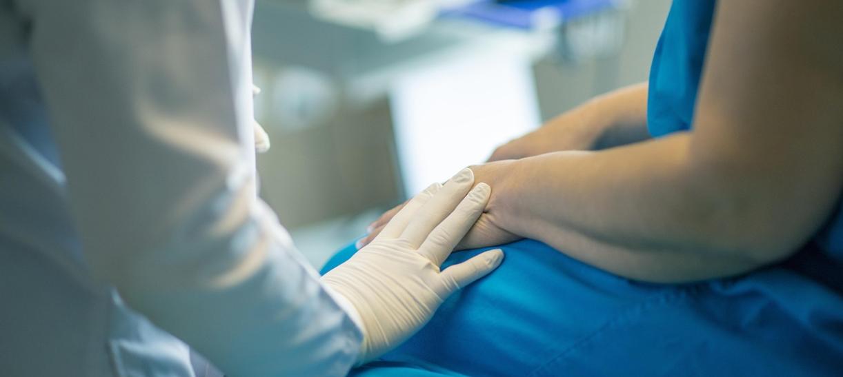 Manos de médico y paciente en hospital. Ilustra nota sobre Asmet Salud EPS.