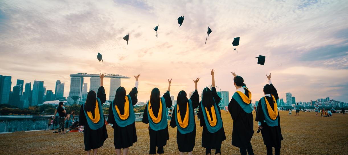 Estudiantes lanzando birrete al aire en Singapur. Ilustra nota sobre Becas ICETEX