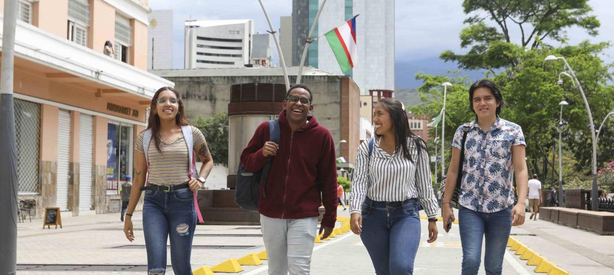 Cuatro jóvenes estudiantes caminando por la calle. Ilustra nota de inscripciones a Jóvenes en Acción 2023.