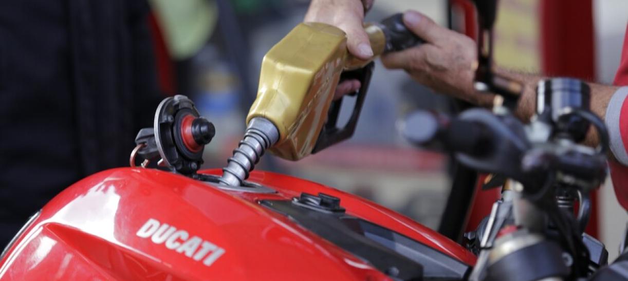 Moto siendo tanqueada en estación de servicio. Ilustra nota sobre precio de gasolina.