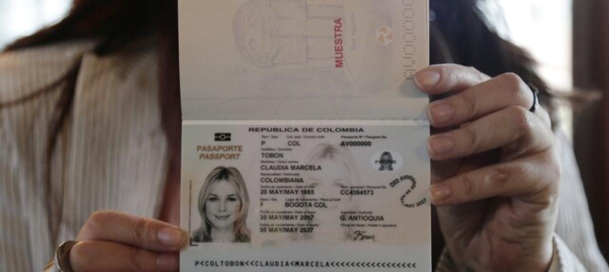 Pasaporte colombiano en manos de una mujer.