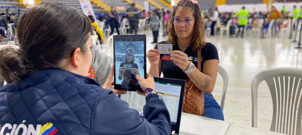 Mujer venezolana recibe su PPT en Bogotá. Ilustra nota sobre nuevas jornadas de entrega del documento.