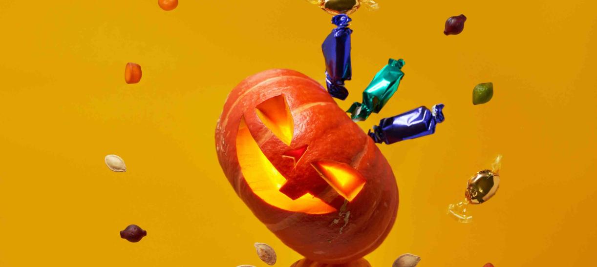 Representación del Halloween con una calabaza y dulces