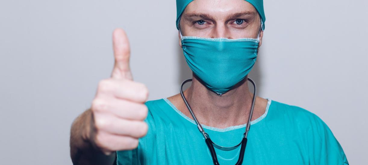 Hombre médico levantando el pulgar. Ilustra nota sobre vacantes de trabajo en el exterior.