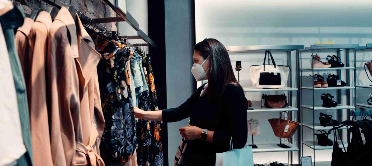 Mujer comprando en el Black Friday