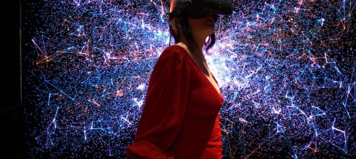 Mujer con gafas de realidad virtual. Ilustra nota de Colombia 4.0.