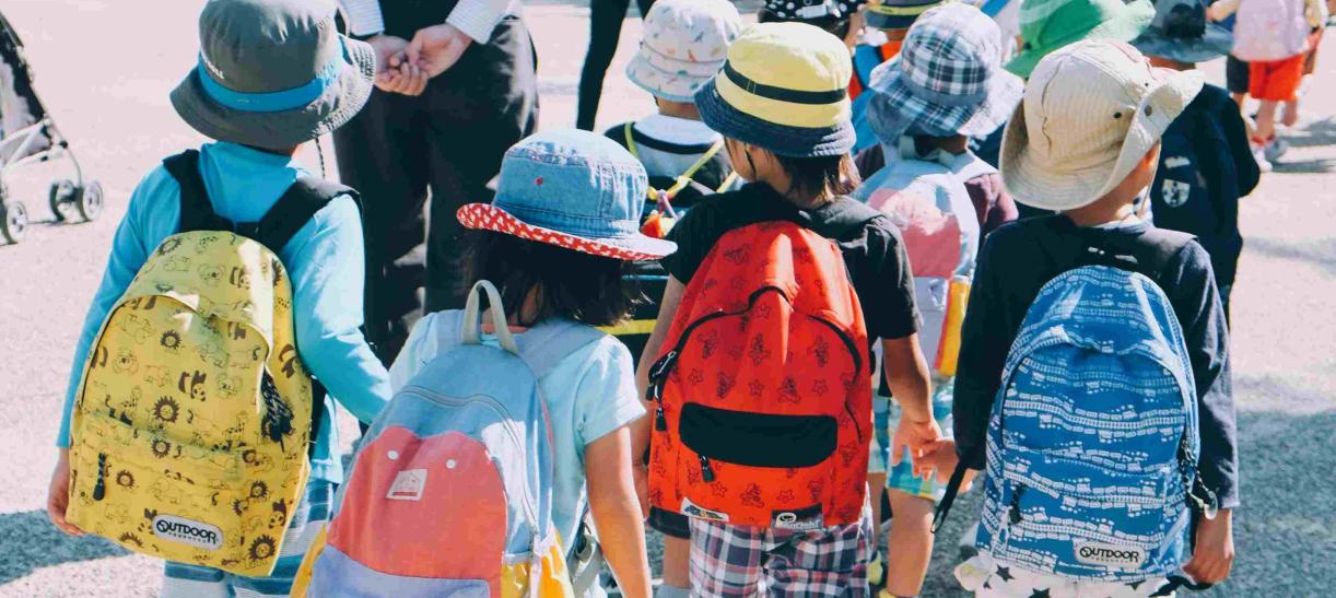 Niños ingresando a los colegios despues de que les asignaran el cupo para 2024