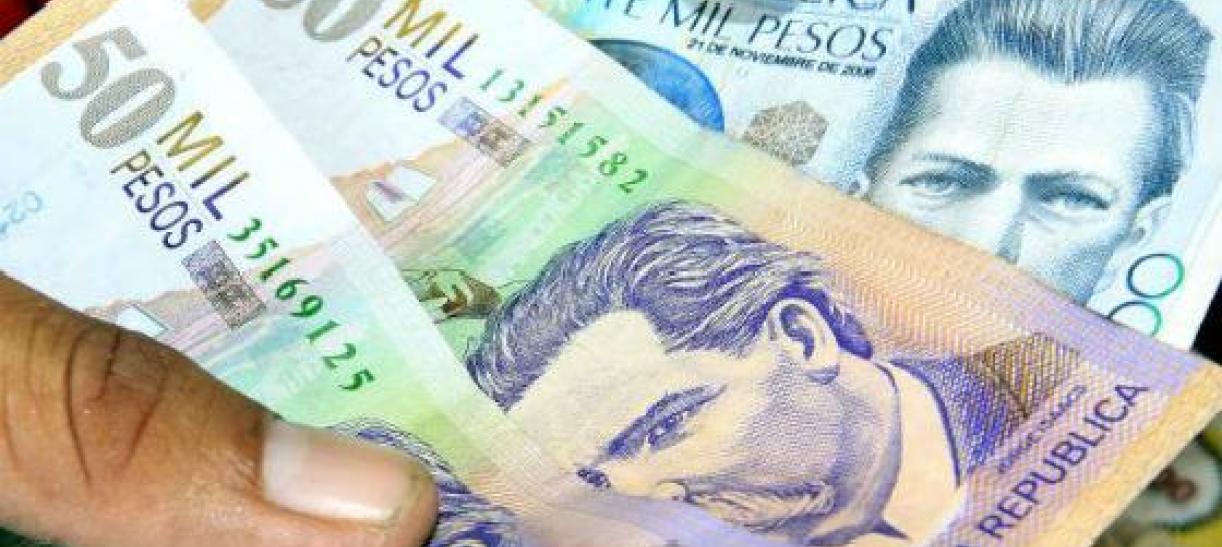 Hombre contando la prima de diciembre en 2023