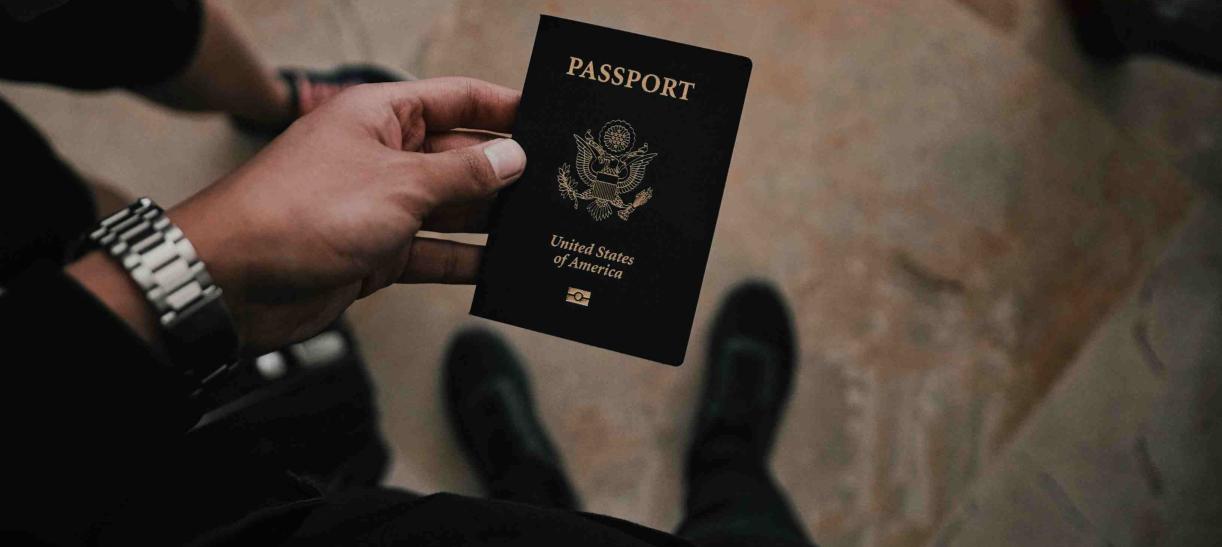 Hombre que le acaban de entregar su visa a Estados Unidos.
