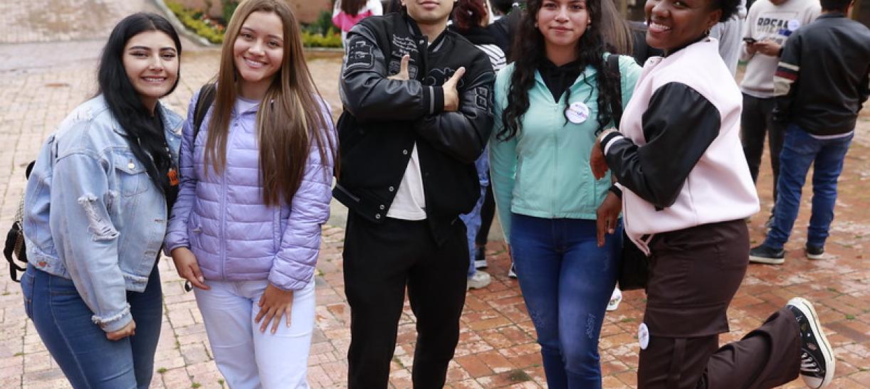 Grupo de jóvenes. Ilustra nota de pagos de Jóvenes en Acción.