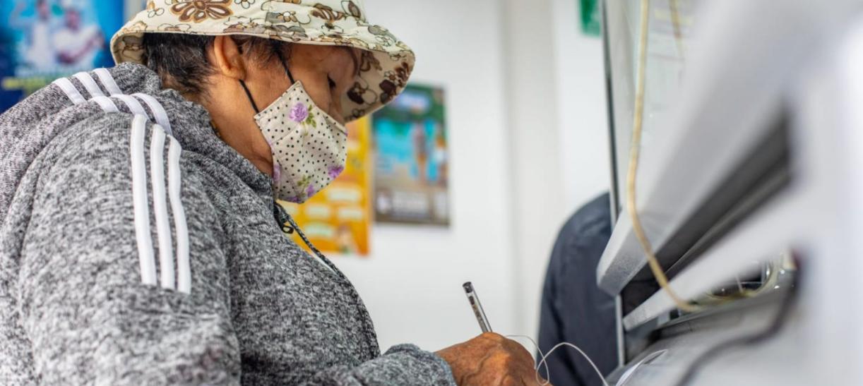 Beneficiaria de Colombia Mayor. Ilustra nota de cómo y dónde cobrar.