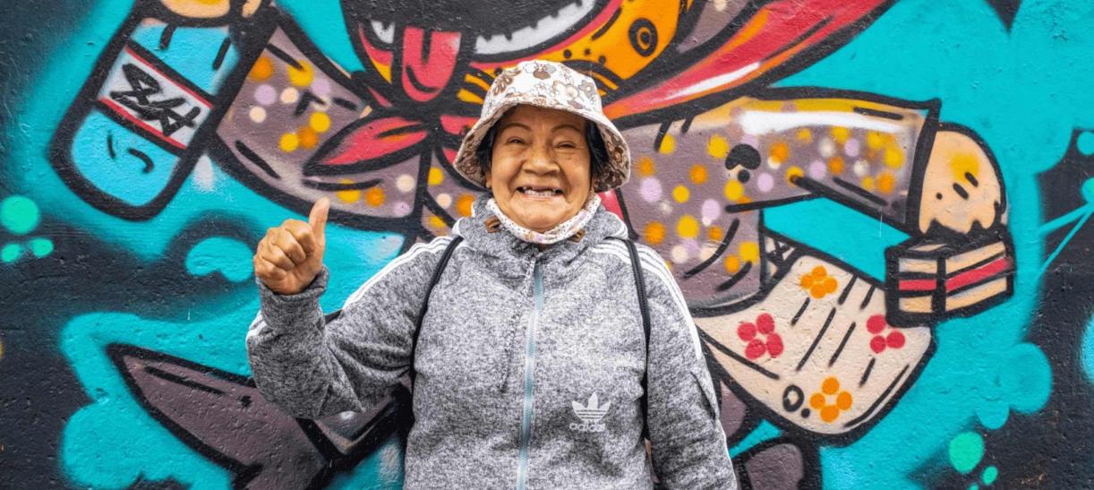 Mujer beneficiaria de Colombia Mayor. Ilustra nota de cómo y dónde cobrar.