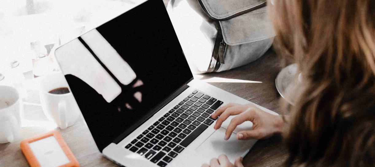 Mujer consultando si fue una de las seleccionadas del programa Jóvenes a la U