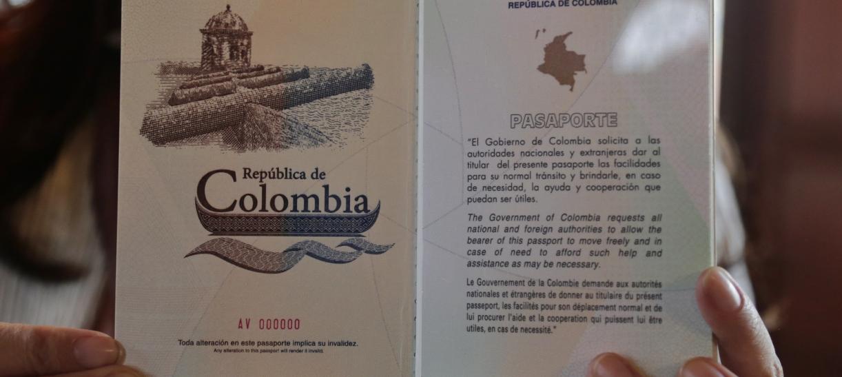 Persona sostiene pasaporte en las manos. Ilustra nota de precio de pasaporte en 2024.