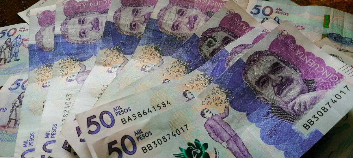 Billetes de 50.000 pesos colombianos. Ilustra nota sobre salario mínimo 2024.