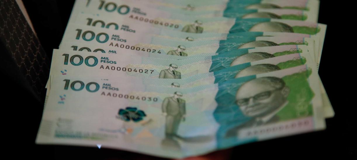 Billetes de 100 mil pesos colombianos. Ilustra nota sobre lo que sube de precio en 2024 con el salario mínimo.