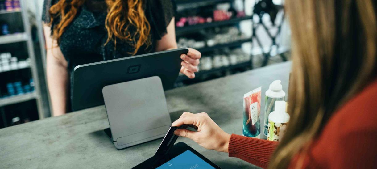 Mujer comprando tras el anuncio de la reducción en la tasa de interés de política monetaria