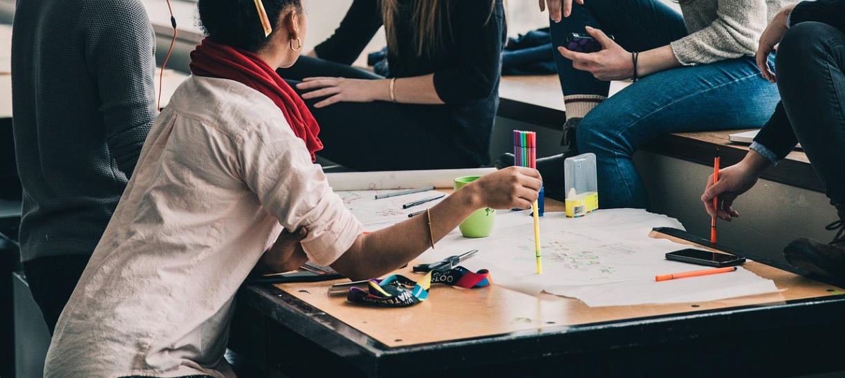 Jóvenes estudiantes en una universidad