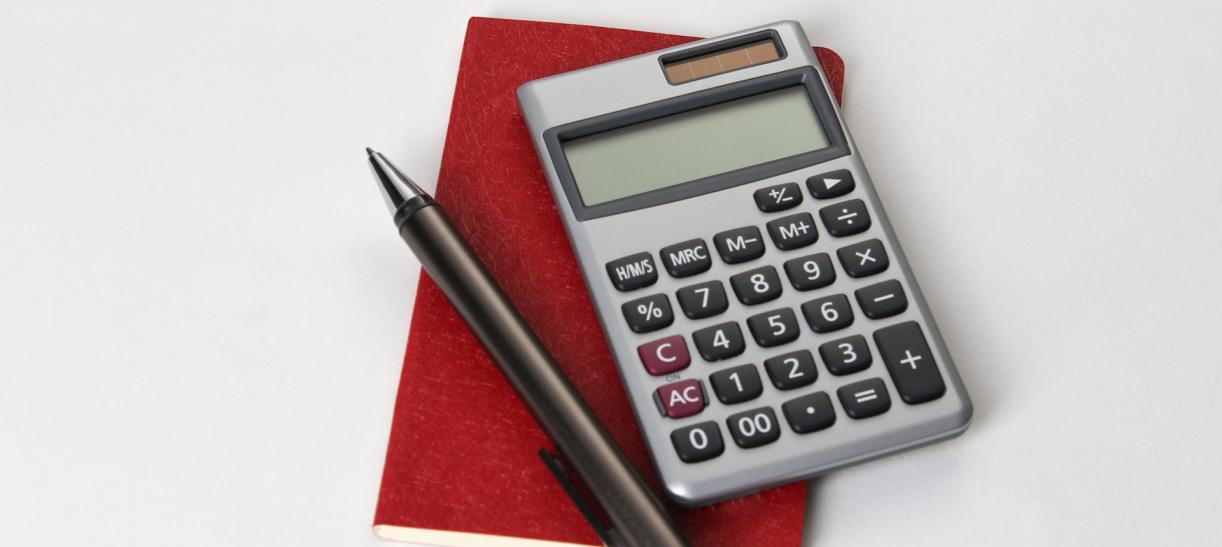 Calculadora y esfero sobre agenda. Ilustra nota de impuesto ICA 2024 en Bogotá.
