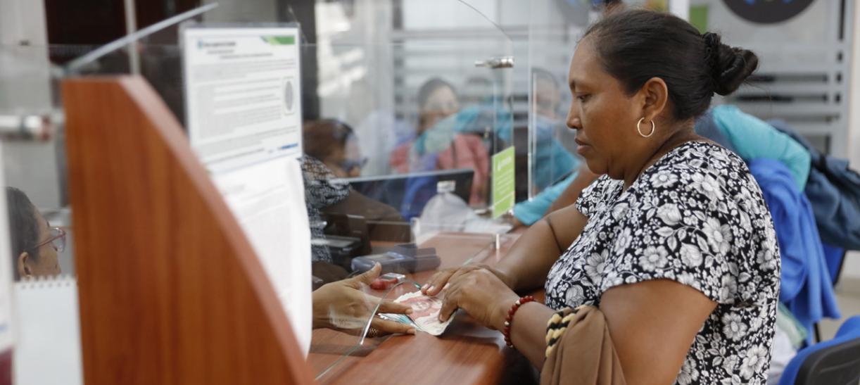 Mujer indígena en caja del Banco Agrario. Ilustra nota sobre Renta Ciudadana.