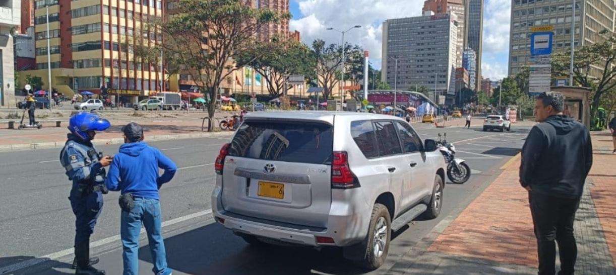Agente de transito hace respetar el pico y placa