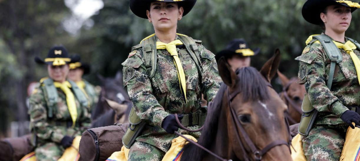 Imagen de una mujer soldado montando a caballo