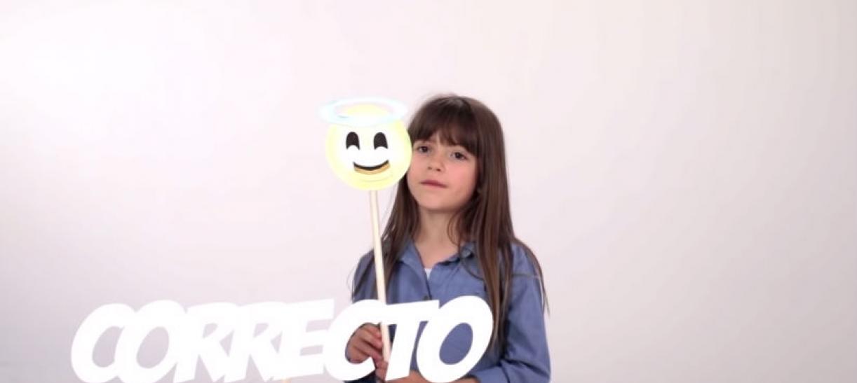 Imagen de una niña con un emoticon de carita feliz y la palabra Correcto