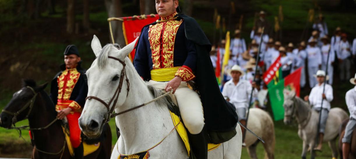 Imagen de un hombre con traje de militar de época subido en un caballo 