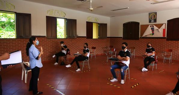 Regreso a clases en colegios públicos, el adiós a Manzanero y otros hechos del día