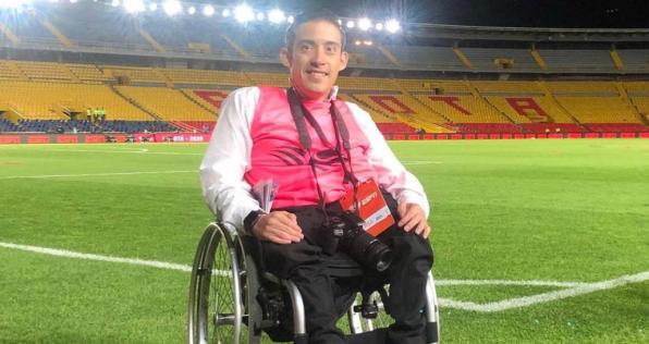 La historia de superación de un periodista con espina bífida