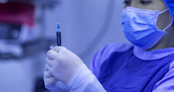 Colombia tiene más dosis de la vacuna aplicadas que casos activos de covid - 19