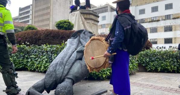 Indígenas que tumbaron estatua de Gonzalo Jiménez explican por qué lo hicieron