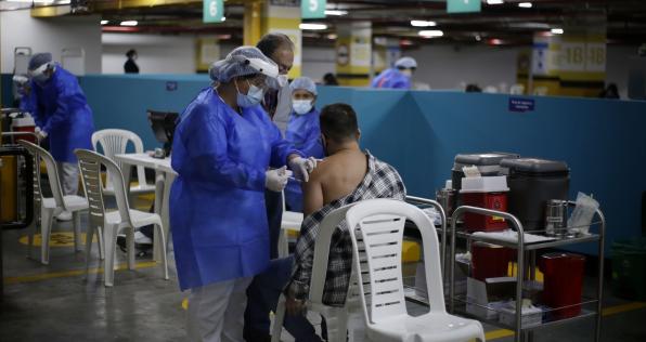 Jefes de hogar, más dispuestos a vacunarse: encuesta de Pulso Social