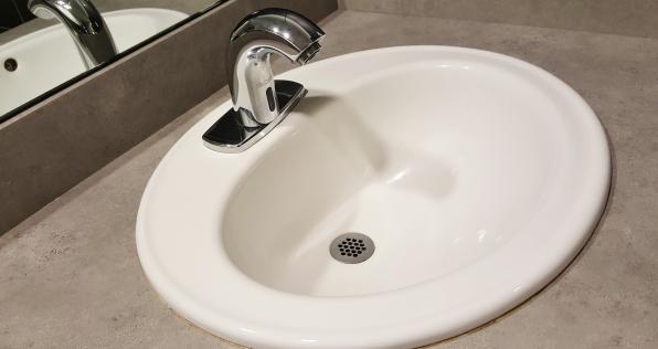 ¿Quiénes deben prestar el baño y de cuánto es la multa si se niegan?
