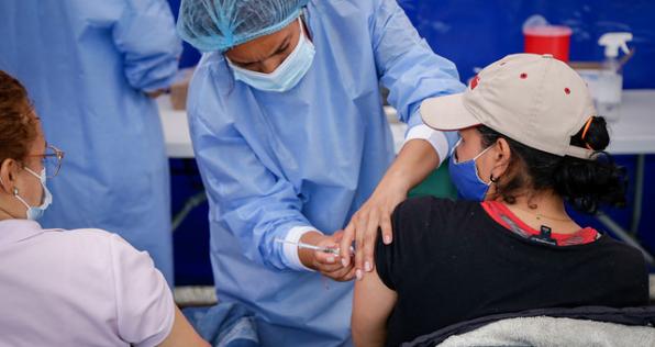 Vacunación ha evitado casos severos con infecciones por variante Delta