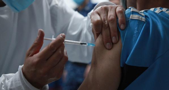 Mayores de 50 deben recibir la tercera dosis en diciembre