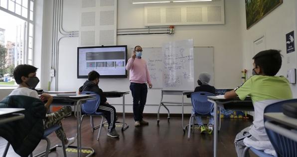 Gobierno anuncia 100% de presencialidad en colegios para 2022