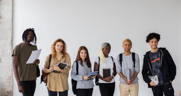 Becas para artistas y gestores culturales con todo pago en EE.UU.