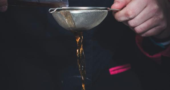 ¿Cómo botar el aceite de cocina usado? Conoce porqué no debes botarlo en el lavaplatos