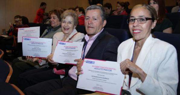 ¡Adultos mayores listos para usar las TIC!