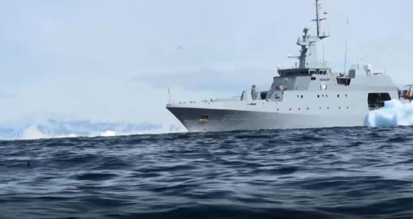 La Armada Nacional sigue recorriendo la Antártida