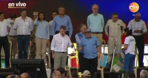  &quot;No somos más un pueblo enfrentado entre sí, no somos más una historia de dolor y muerte&quot;: Juan Manuel Santos