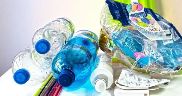 ¡Recicla botellas de plástico y recibe descuentos! 