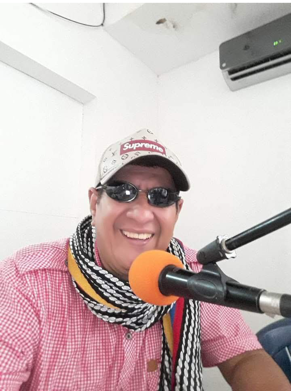 Francisco ‘Pacho’ Salas, locutor y periodista de Radio Nacional de Colombia en la emisora de Leticia, Amazonas. 