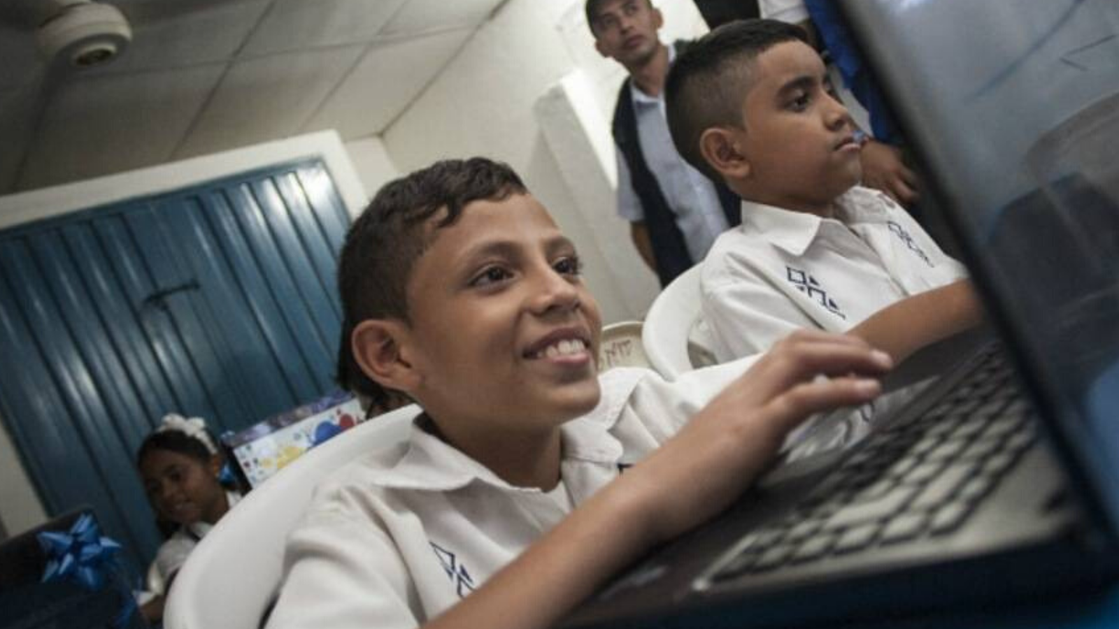 Canales públicos educan a los niños durante la cuarentena