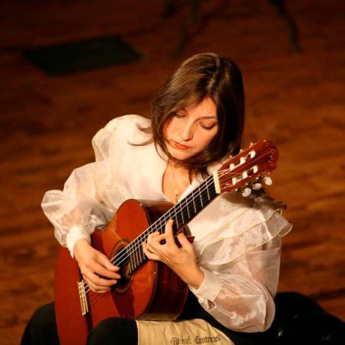 La primera guitarrista clásica de Colombia en “200 años de Mujeres Pioneras”