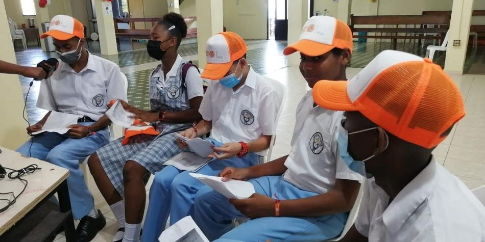 Textos y poemas en lengua múrui muina y también en creole