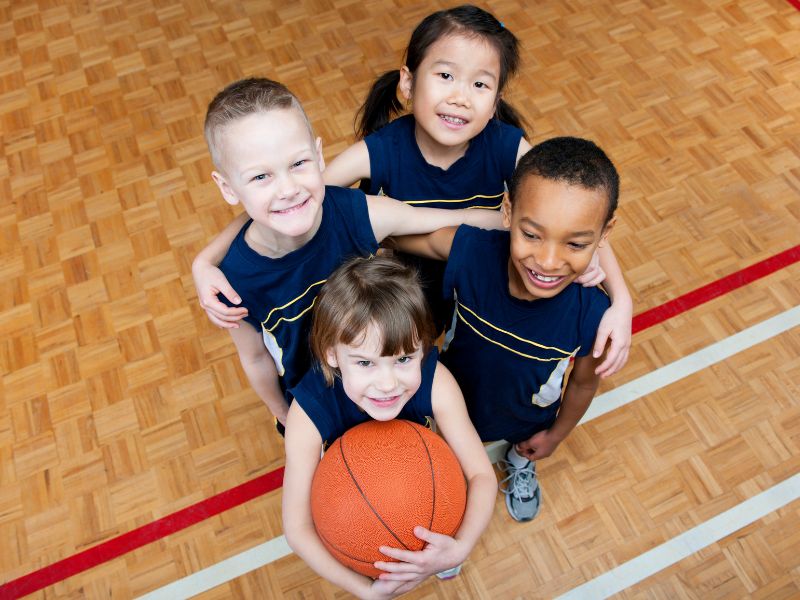 niños jugando baloncesto
