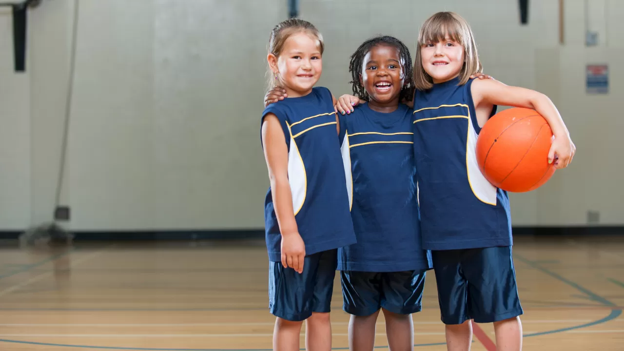 Niños jugando baloncesto