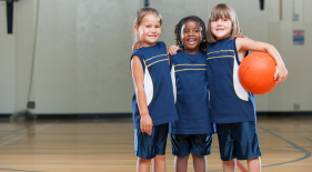 Niños jugando baloncesto